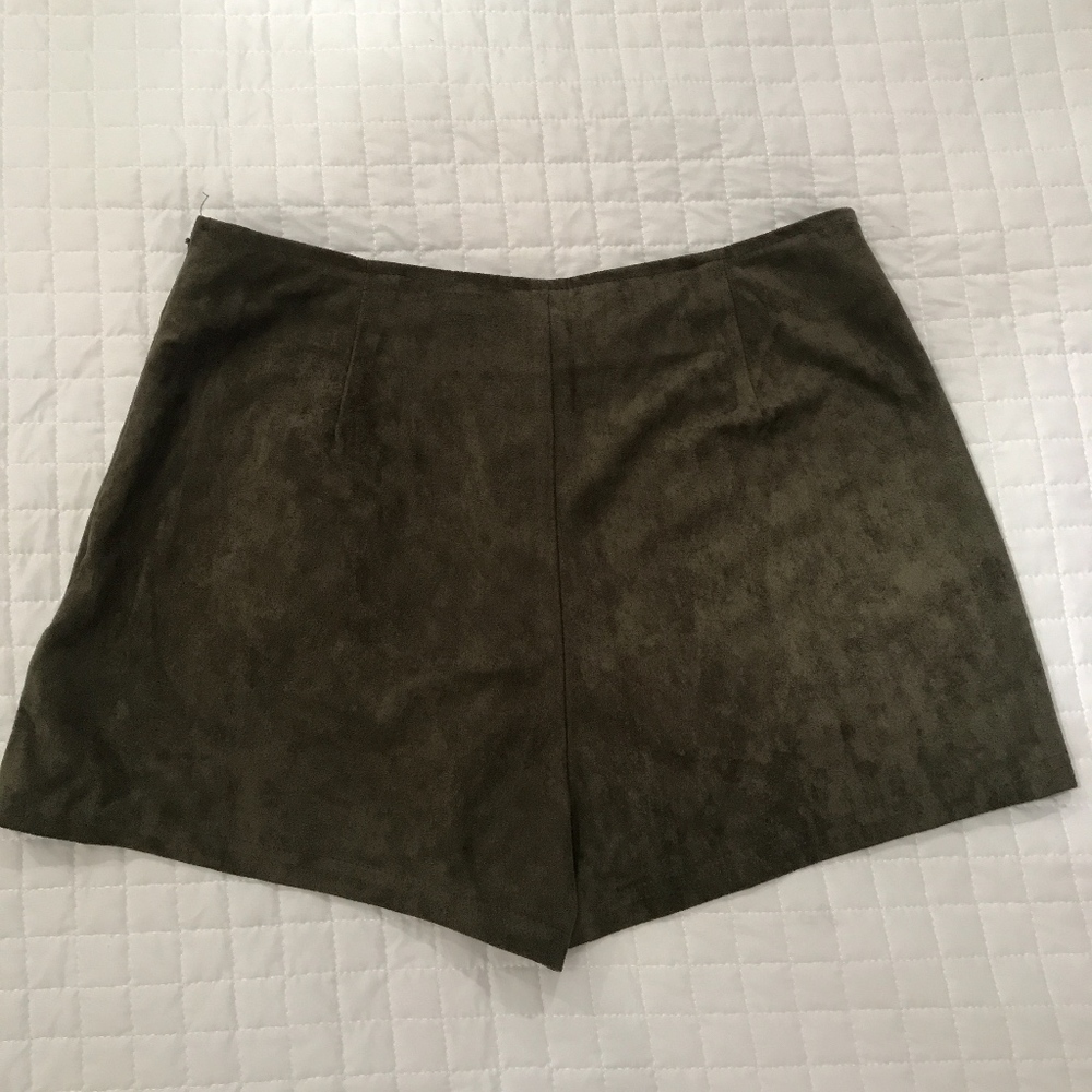 Shorts - Picture 2 of 6